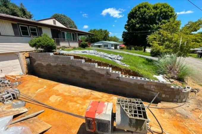 Reinforced block retaining wall rebuilt on a residential lot